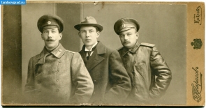 Родственники. В центре - брат деда Константин Заев, слева - Митрофан Заев