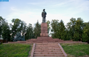 Памятник И.В.Мичурину в Мичуринске