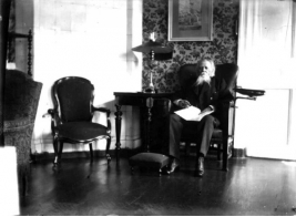 А.М. Жемчужников в кресле, подаренном ему в год 50-летия литературной  деятельности